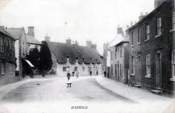 The High Street showing Globe public house about 1900